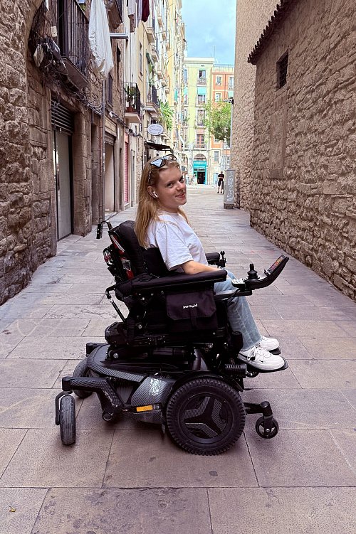 Lilli Schickel in Barcelona: Wohin sie reist, macht die 23-Jährige nicht von den barrierefreien Angeboten vor Ort abhängig. - © diese.lilli/Instagram/dpa-tmn