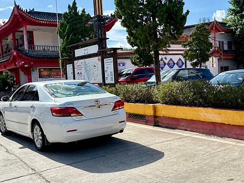 Die meisten Autos in der dubiosen Golden Triangle Special Economic Zone haben nicht einmal Nummernschilder. - © Carola Frentzen/dpa