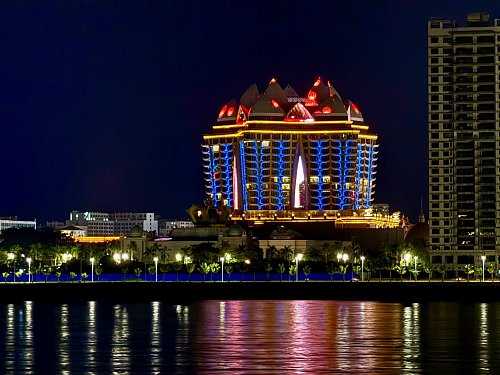 Nachts tanzen auf den kolossalen Kasino-Gebäuden der Sonderwirtschaftszone bunte Lichter über die Fassaden. - © Carola Frentzen/dpa