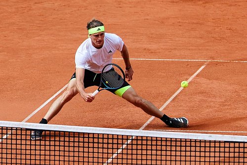 Alexander Zverev steht in Hamburg im Achtelfinale. - © Frank Molter/dpa