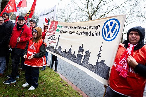 Kundgebung in Hannover: Die IG Metall verlangt den Erhalt aller Standorte und eine Beschäftigungsgarantie für die rund 130.000 Mitarbeiter. - © Moritz Frankenberg/dpa