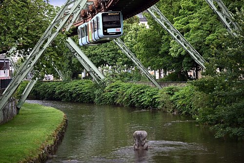 Eine Skulptur in der Wupper erinnert an den Sturz der Elefantendame Tuffi. (Archivbild) - © Federico Gambarini/dpa