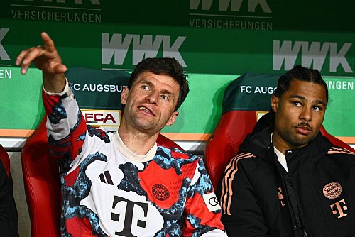 Anfangs wieder auf der Bank: Thomas Müller (l). - © Tom Weller/dpa