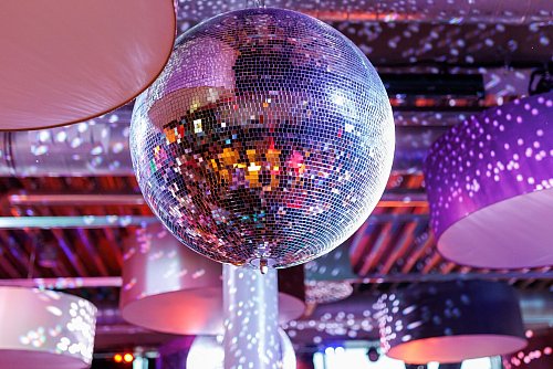 Discokugel adieu? Von einem Clubsterben ist derzeit öfter die Rede - der Nachtleben-Markt hat einige Probleme. (Archivbild) - © Daniel Karmann/dpa