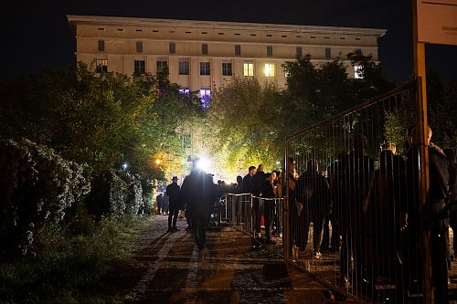 Die Schlange vor dem weltbekannten Berliner Club: Hunderte stehen vor dem «Berghain». Der Name leitet sich vom Bezirk Friedrichshain-Kreuzberg ab, in dem sich der Club in einem früheren Heizkraftwerk befindet. (Archivbild) - © Christophe Gateau/dpa