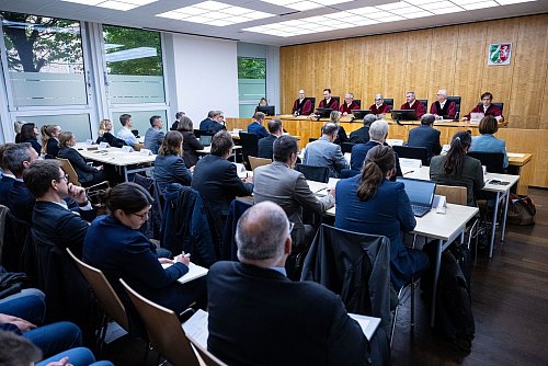 Acht Kommunen aus NRW und das Land haben ihre Vertreter geschickt. Der größte Verhandlungssaal im Oberverwaltungsgericht ist voll besetzt. - © Guido Kirchner/dpa