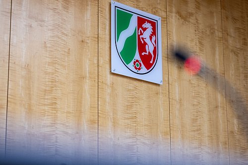 Bei der Streitfrage geht darum, ob die Haushaltsgesetze für 2022 bis 2024 mit der Verfassung des Landes NRW übereinstimmen. - © Guido Kirchner/dpa