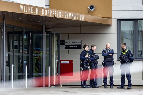 Messerangriff auf Mitschüler: Jugendlicher wegen dreifachen versuchten Mordes verurteilt. - © Christoph Reichwein/dpa