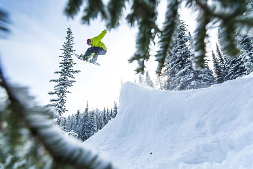 Abheben im Wald: Möglichkeiten, abseits der Piste einen Kicker zu bauen, gibt es im Red Mountain Resort genug. - © Ryan Flett/RED Mountain Resort/dpa-tmn
