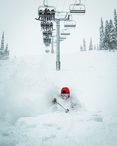 Wer in die «Rockies» fährt, sucht oft genau das: Abfahrten mit Tiefschnee bis unter das Kinn wie hier in Whitewater. - © Alex Balcer/Nelson Kootenay Lake Tourism/dpa-tmn