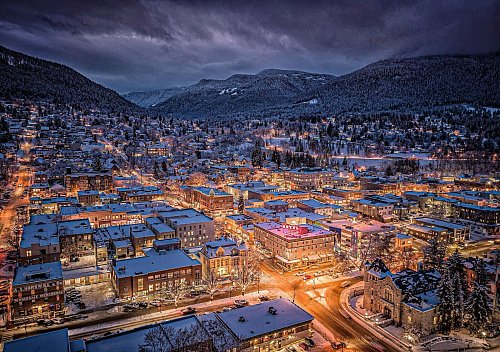 Ort der Lebenskünstler und Kreativen: Nelson liegt am «Powder Highway» - das Whitewater Resort ist nur wenige Kilometer von der Stadt entfernt. - © Adrian Wagner/Nelson Kootenay Lake Tourism/dpa-tmn
