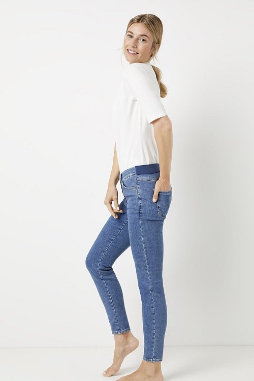 Gerry Weber hat eine Hose entwickelt, die es in nur zwei Größen gibt, aber allen Frauen mit den Größen 36 bis 48 passen soll. - © Gerry Weber