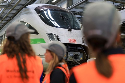 Im ICE-Werk Leipzig werde Züge gewartet. - © Jan Woitas/dpa