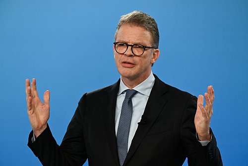 Deutsche-Bank-Chef Christian Sewing sieht seine Jahresziele in greifbarer Nähe. (Archivbild) - © Arne Dedert/dpa