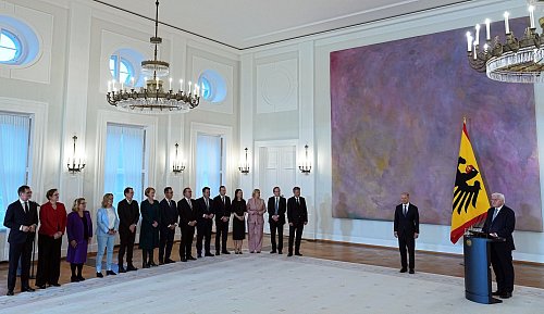 Bundespräsident Steinmeier überreicht der Regierung Scholz die Entlassungsurkunden. - © Michael Kappeler/dpa