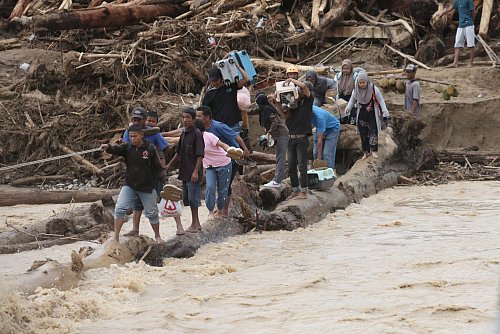 Das Hochwasser gilt als eines der schwersten der vergangenen Jahre. - © Binsar Bakkara/AP/dpa