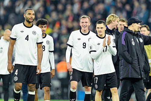Wirtz (r.) freut sich mit den DFB-Kollegen über den Sieg gegen Luxemburg. - © Uwe Anspach/dpa