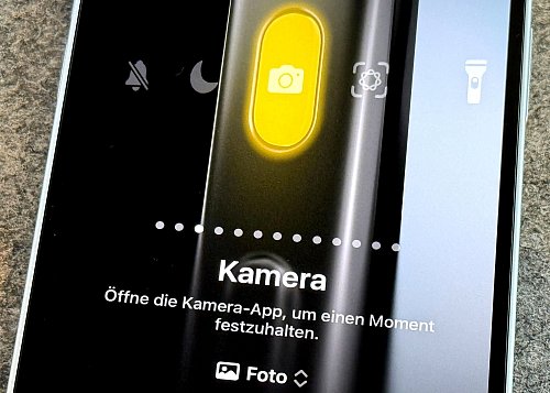 Ab dem iPhone 15 Pro ermöglicht die Aktionstaste einen schnellen Kamerastart: Die Taste kann individuell belegt werden. - © Till Simon Nagel/dpa-tmn