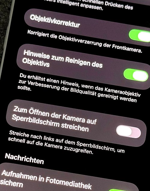 Mit dem neuen iOS-Update lässt sich die Kamera-Wischgeste auf dem Sperrbildschirm deaktivieren: Ungewolltes Starten der Kamera wird so verhindert. - © Till Simon Nagel/dpa-tmn
