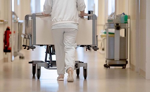 Selten werden sogar Patienten verwechselt oder OP-Utensilien im Körper vergessen. (Symbolbild) - © Marijan Murat/dpa