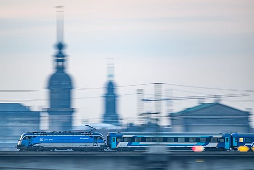 Ein Eurocity-Zug fährt durch Dresden: Auf länderübergreifenden Verbindungen kann es sich lohnen, die Angebote auf den Websites der jeweiligen Landesbahnen zu checken. - © Robert Michael/dpa/dpa-tmn