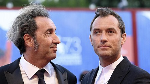 Die Serie «The Young Pope» wurde 2016 bei den Filmfestspielen in Venedig vorgestellt - hier Regisseur Paolo Sorrentino (links) und der Hauptdarsteller Jude Law. - © picture alliance / dpa