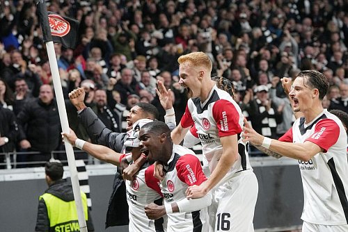 Eintracht besiegte im DFB-Pokal Borussia Mönchengladbach trotz langer Unterzahl. - © Thomas Frey/dpa