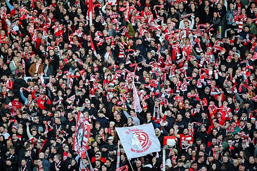 Einige Fans von Rot-Weiss Essen haben sich in Verl daneben benommen. - © Christoph Reichwein/dpa