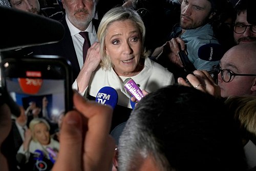 Schon seit Jahren belastet die Affäre Le Pen und ihre Partei. (Archivbild) - © Louise Delmotte/AP