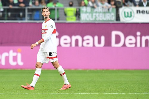 Atakan Karazor geht mit dem VfB gegen seinen Platzverweis vor. - © Swen Pförtner/dpa