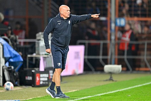 Trotz geringer Temperaturen mit kurzer Hose: Bochum-Coach Rösler - © Ulrich Hufnagel/dpa
