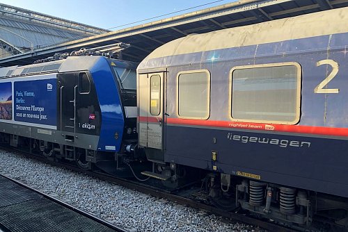 Nur zwei Jahre nach dem Start rollt der Nachtzug zwischen Paris und Berlin möglicherweise schon wieder aufs Abstellgleis (Archivbild). - © Michael Evers/dpa