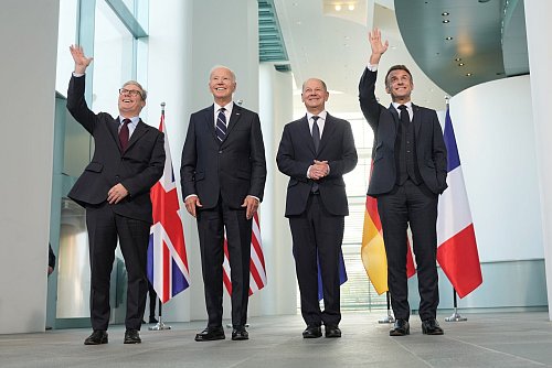 Biden und Scholz trafen sich auch mit dem französischen Präsidenten und dem britischen Premier. - © Michael Kappeler/dpa