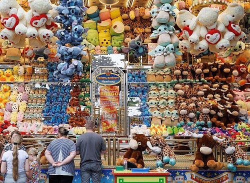 Eine große Kirmes ist fester Bestandteil des Festes mit Millionenpublikum (Archivbild) - © Friso Gentsch/dpa