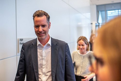 FDP-Fraktionschef Dürr huscht in die voraussichtlich letzte Fraktionssitzung seiner aus dem Bundestag geflogenen Partei. - © Michael Kappeler/dpa