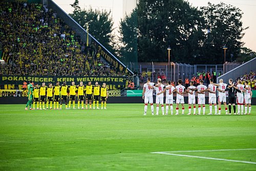 Gedenkminute für Ex-Fußballer Frank Mill, der bei beiden Clubs spielte. - © Christoph Reichwein/dpa
