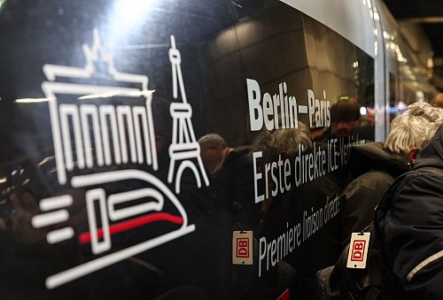 Brandenburger Tor und Eiffelturm - erstmals sind die beiden Hauptstädte nun mit einem ICE verbunden. - © Hannes P. Albert/dpa