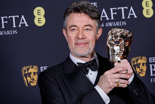 Peter Straughan erhielt den Preis für das Beste Adaptierte Drehbuch für «Konklave» - © Joel C Ryan/Invision/AP/dpa