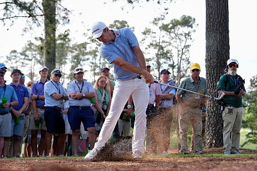 Justin Rose liegt nach dem ersten Tag in Führung. - © Julia Demaree Nikhinson/AP/dpa
