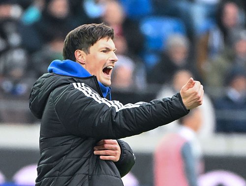 Merlin Polzin saß am Sonntag beim Hamburger SV auf der Trainerbank. - © Uli Deck/dpa