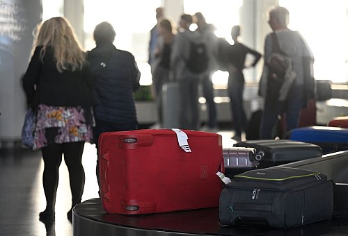 Mit voraussichtlich mehr als 661.000 Passagieren im gesamten Herbstferien-Zeitraum liegt die Zahl der Reisenden in Köln/Bonn nur gering unter den Zahlen aus dem Vorjahr. - © Roberto Pfeil/dpa