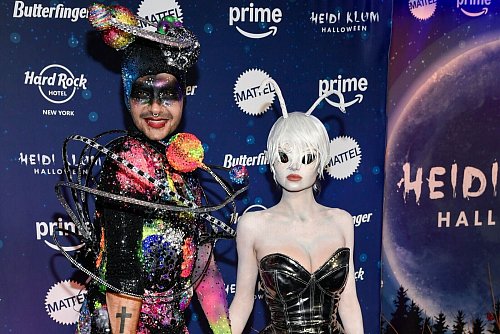 Bill Kaulitz (l) als «Universum» und Leni Klum besuchen die Halloween-Party von Heidi Klum. - © Evan Agostini/Invision/AP/dpa