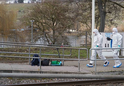 Gepäck und ein Roller stehen noch an der Haltestelle. - © Andreas Rosar/dpa