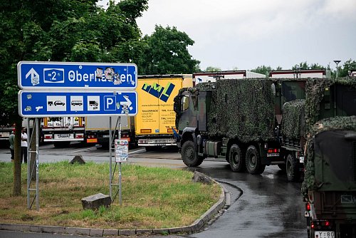 Rund 500 Fahrzeuge kommen bei dem Manöver am Rhein zum Einsatz - © Fabian Strauch/dpa