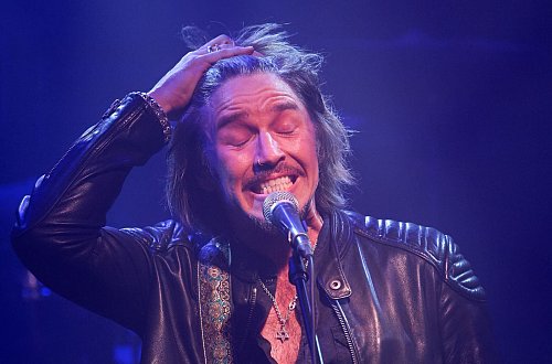Die Kette mit dem Davidstern-Anhänger trug Gil Ofarim auch beim Comeback-Konzert. - © Bernd Thissen/dpa