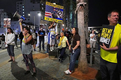 Menschen protestieren vor der Außenstelle der US-Botschaft und fordern die Freilassung der von der Hamas im Gazastreifen festgehaltenen Geiseln. - © Ariel Schalit/AP/dpa