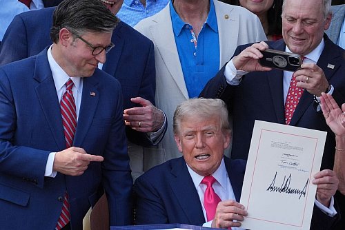 Trump konnte das Steuer- und Ausgabengesetz wie gewünscht am Unabhängigkeitstag unterschreiben. (Archivbild) - © Evan Vucci/AP/dpa
