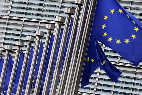 Die EU-Kommission leitet nach eigenen Angaben nun eine tiefgreifende Untersuchung gegen Deutschlands wertvollstes Unternehmen ein. (Archivbild) - © Virginia Mayo/AP/dpa