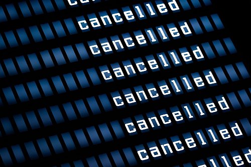 Fluggastrechte unterscheiden sich je nach Abflugort und Airline: Während etwa EU-Rechte umfassende Leistungen garantieren, beruhen sie in den USA oft noch auf Kulanz. - © Moritz Frankenberg/dpa/dpa-tmn