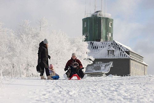 Bereits am vergangenen Wochenende reichte die Schneedecke vielerorts für eine kleine Rutschpartie - hier am Kahlen Asten (Archivbild) - © Rene Traut/dpa
